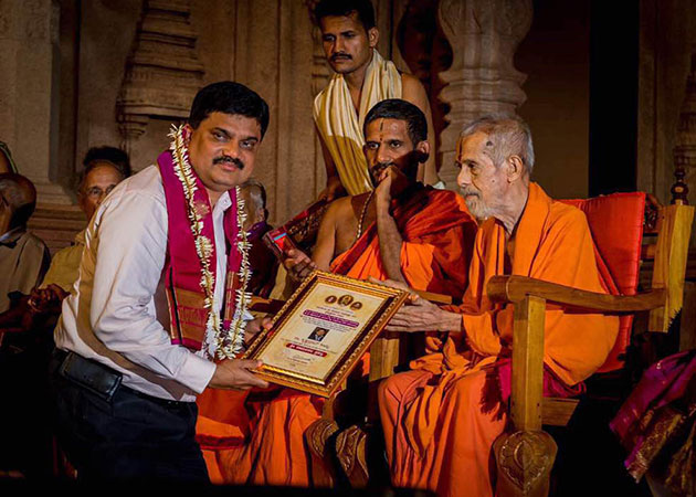 Awarded the Shri Ramavitala Award by Pariyaya Shri Pejavara Mutt, Sri Krishana Mutt Udupi in 2017