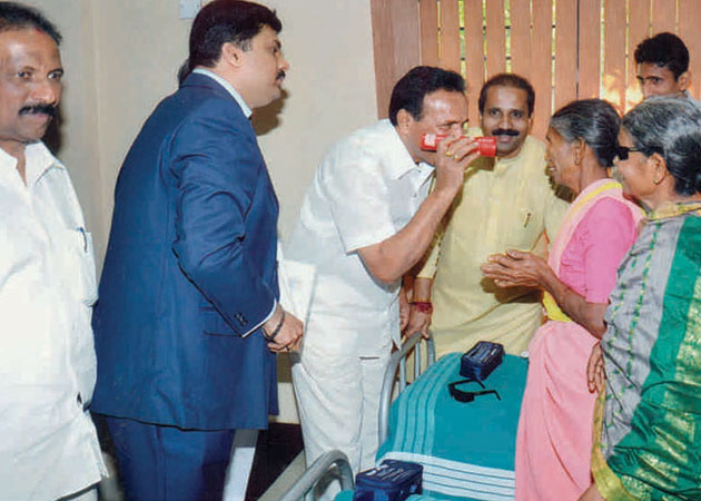 Sri Sadananda Gowda, Chief minister of Karnataka visited our hospital and communicated with post-operative free eye camp patients in our hospital