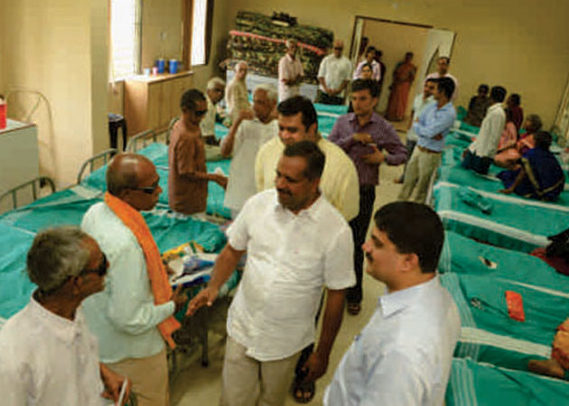 Sri U.T Khader, Health Minister Govt. of Karnataka visited Prasad Netralaya and interacted with a Free eye camp’s post-operative patients in 2013